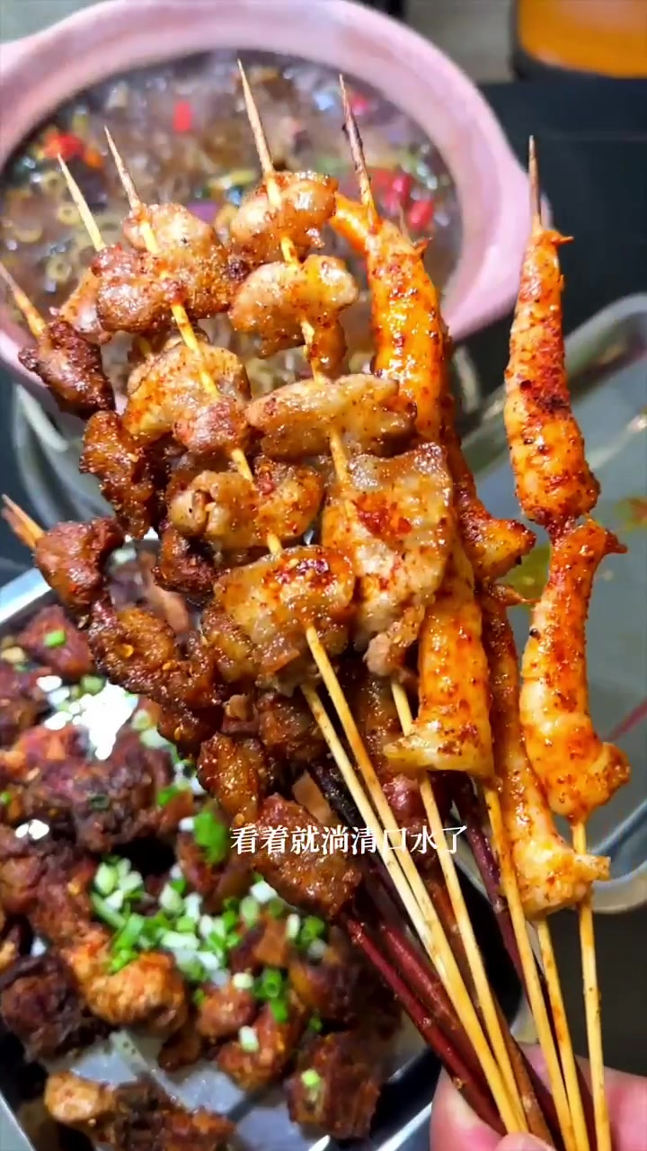 在昭通想吃烤小香猪肉,烤鸡这里不要错过了