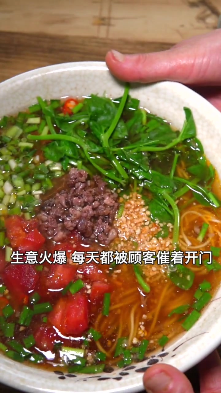 昭通清真的大锅红烧牛肉米线,还有酸辣面,味道很好吃