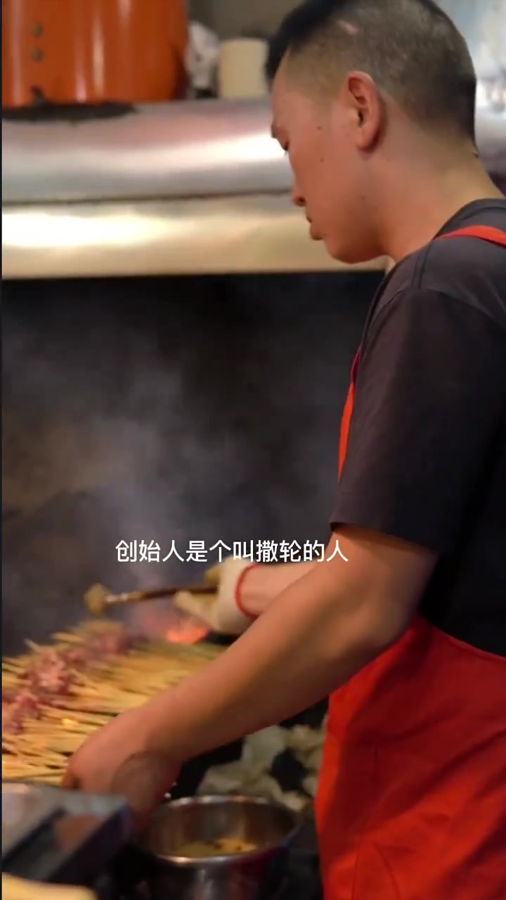 这家昭通小肉串,竟然开了10年了,串大肉多的