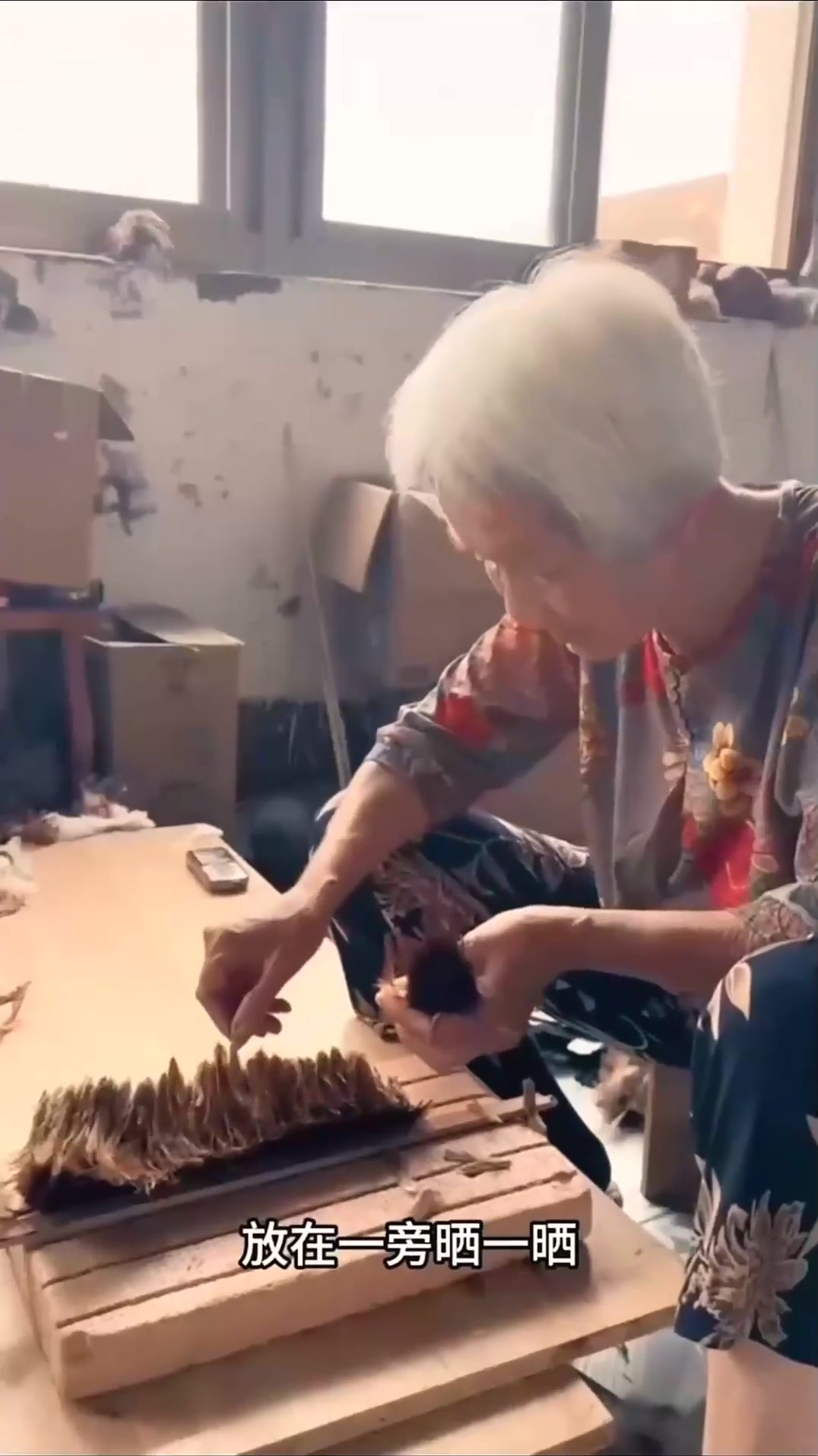 老奶奶教你手工制作鸡毛掸子,简单技巧轻松学会!