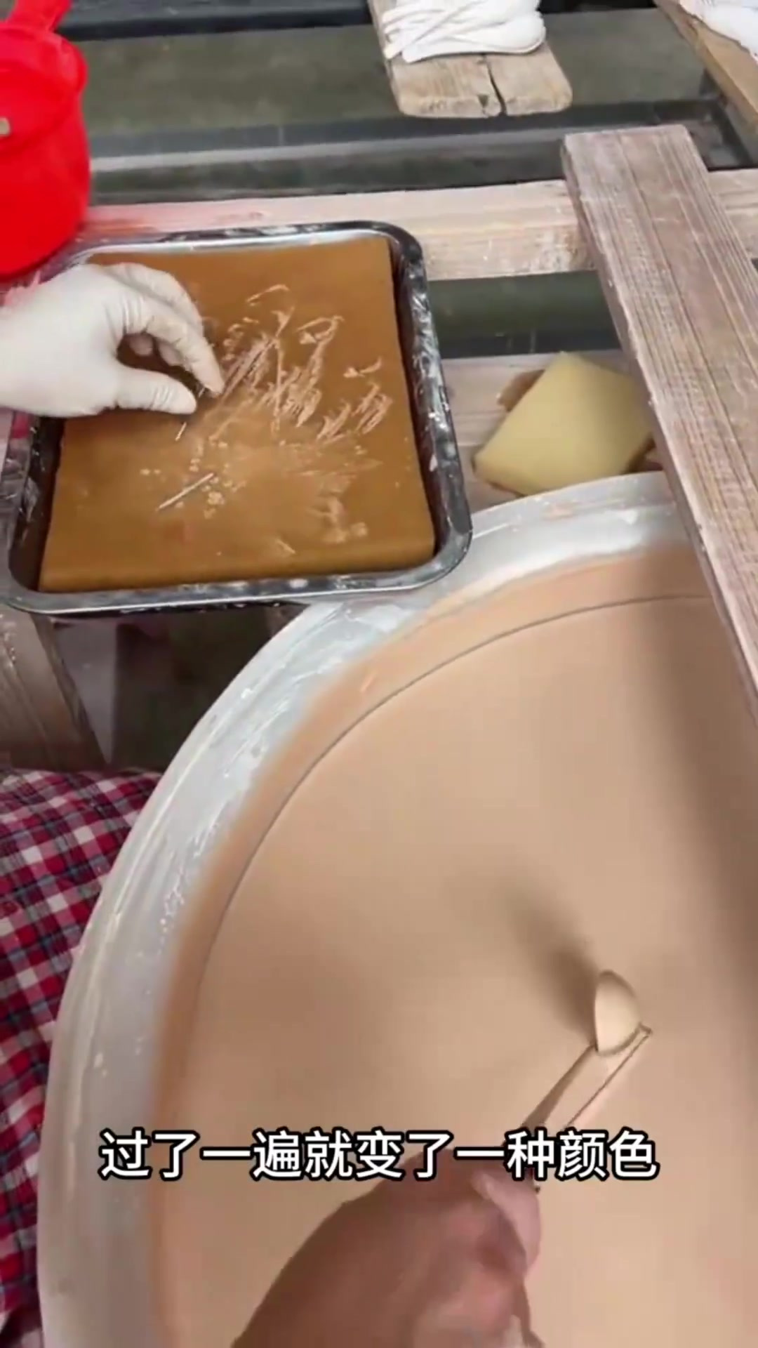 工人为瓷器勺子磨砂水处理的原因解析