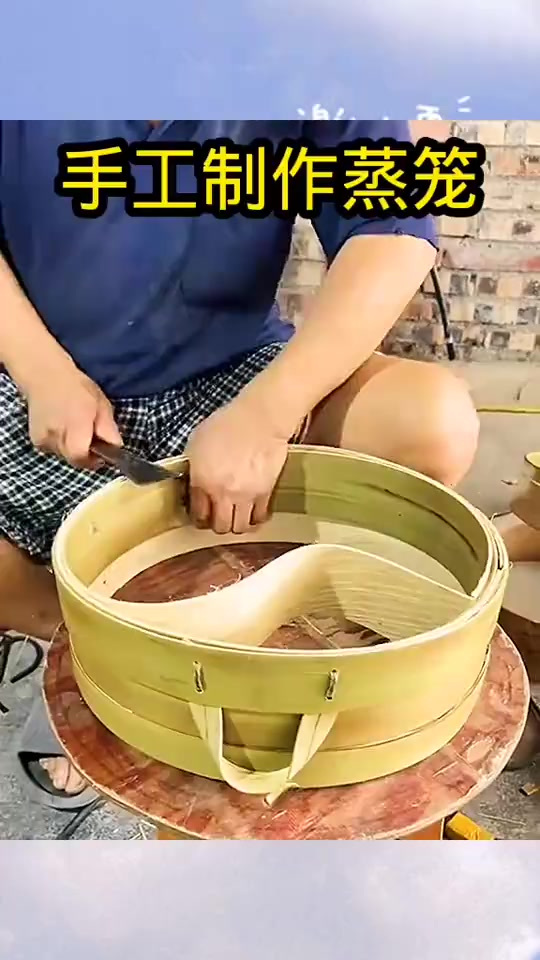 手工制作蒸笼,老手艺不常见了!