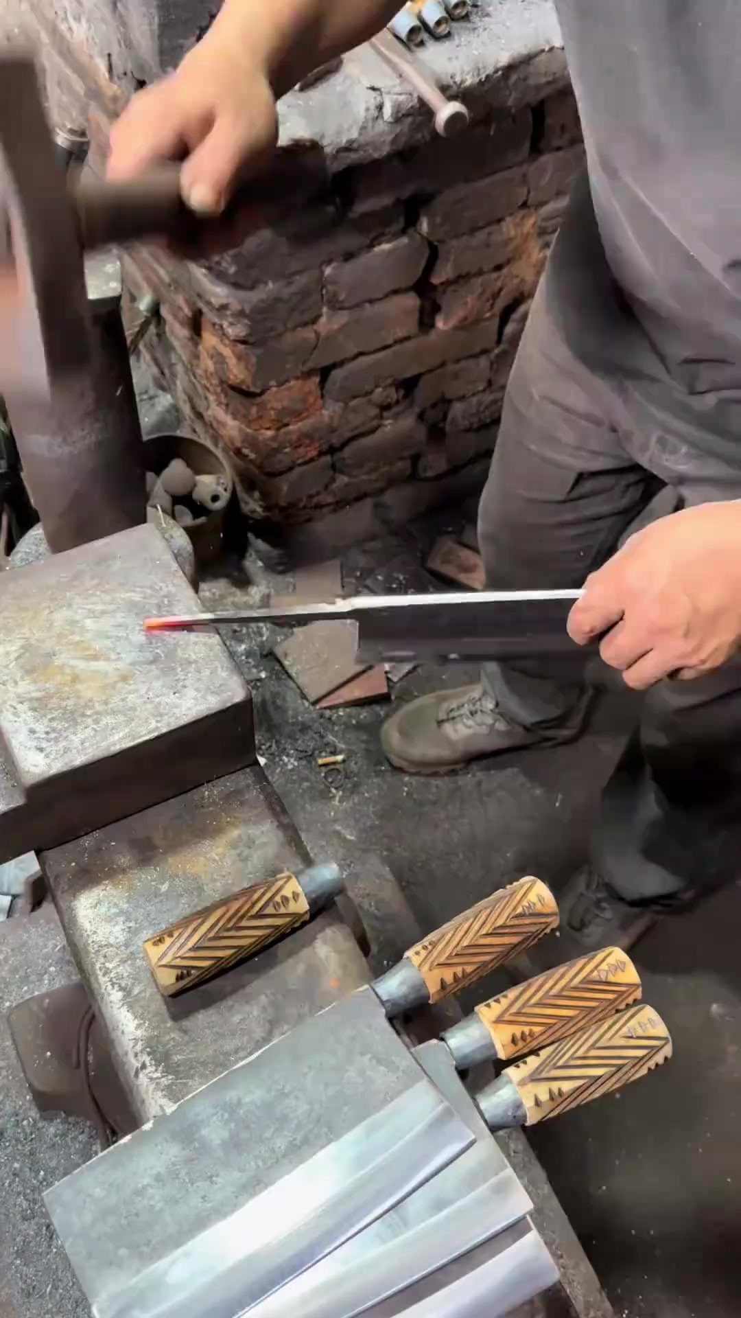 纯手工锻打的菜刀,这么好的菜刀,得卖多少钱一把啊