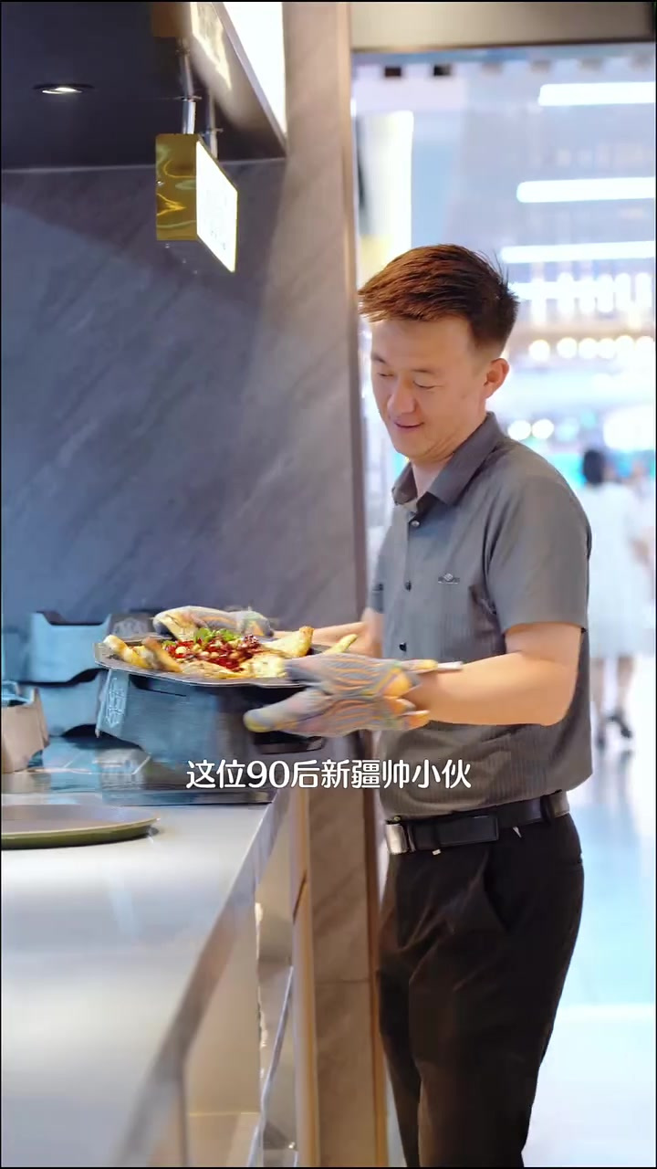 兰州火爆新疆的马有鱼馕坑烤鱼,兰州三店同开,用馕坑烤的鱼儿