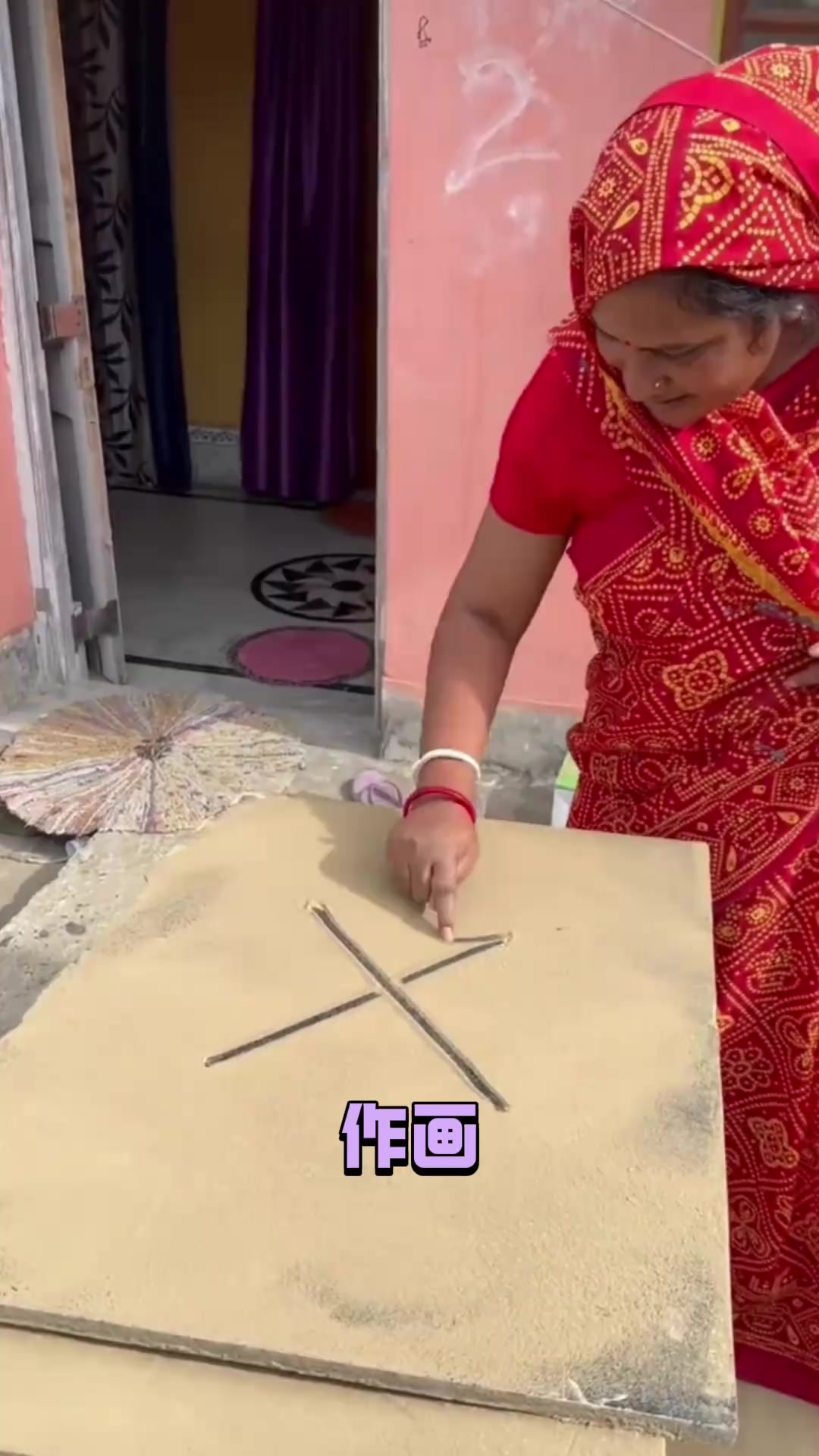 用灰尘木板创作,抽象派女画家的惊艳瞬间与天赋展示