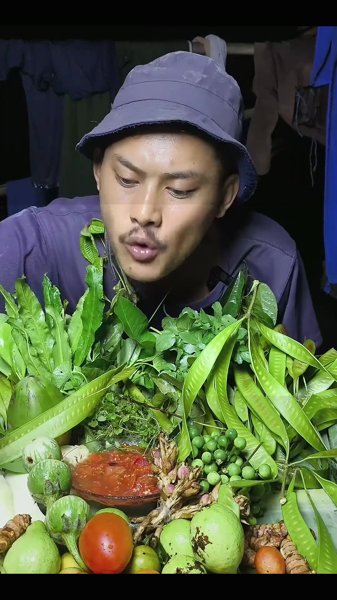 吃晚饭了,满满的一桌绿色蔬菜