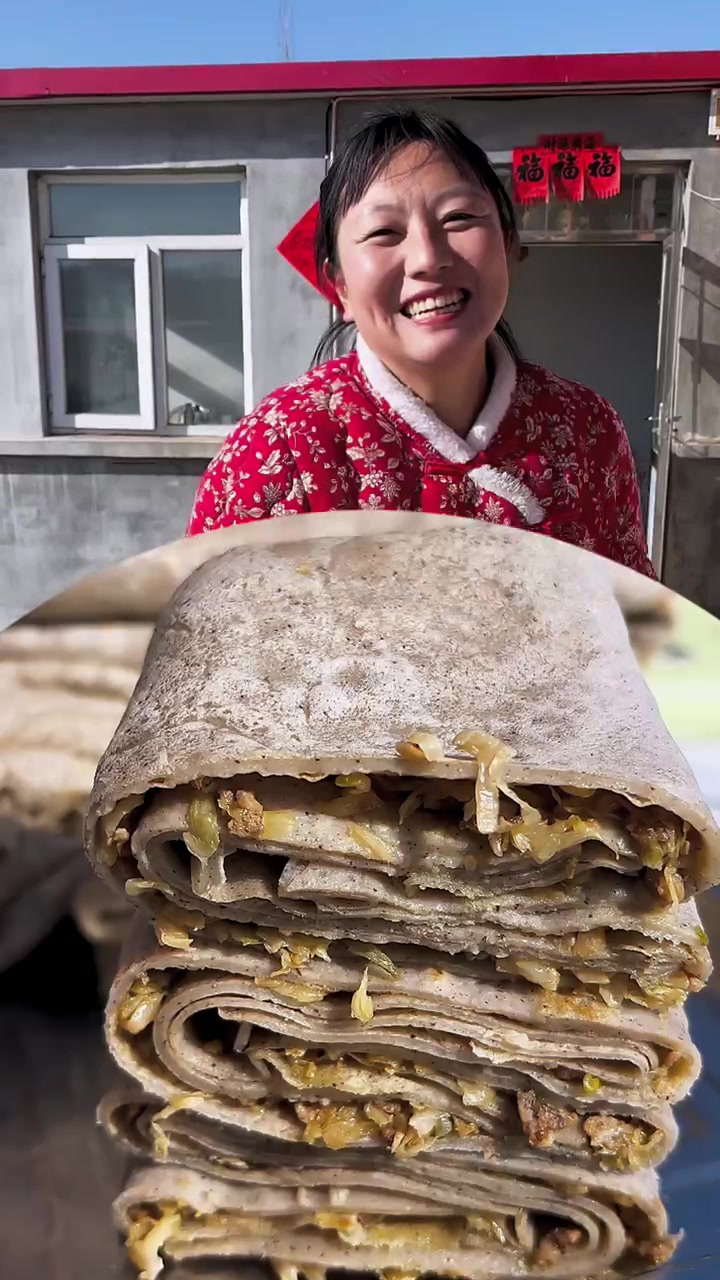 大铁锅淋的煎饼太香了，太喜欢吃这个酸菜馅的了