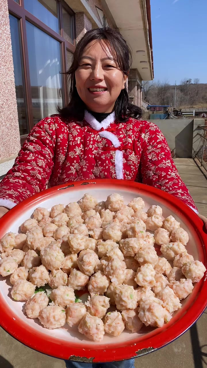 又做了一些虾丸，虾头这次也留下来了，自己做的没有添加