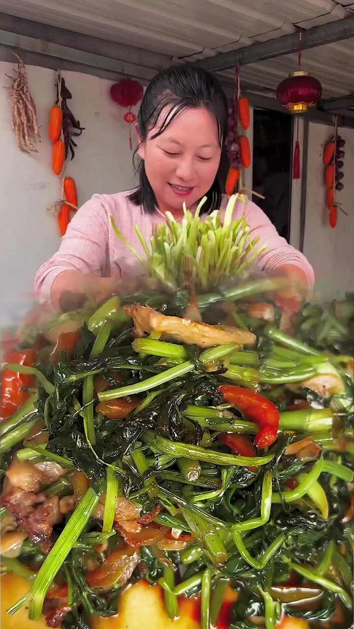 水芹菜炒着吃太香了，特别是野生的，更香