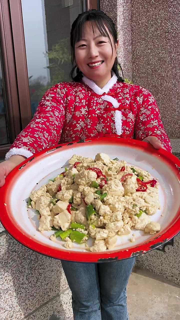 大豆腐凉拌一下清凉爽口，天气热的时候吃很合适