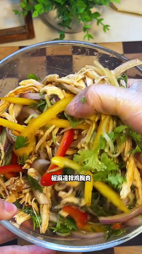 像我这样做这个椒麻手撕鸡胸肉,鲜香椒麻巨好吃