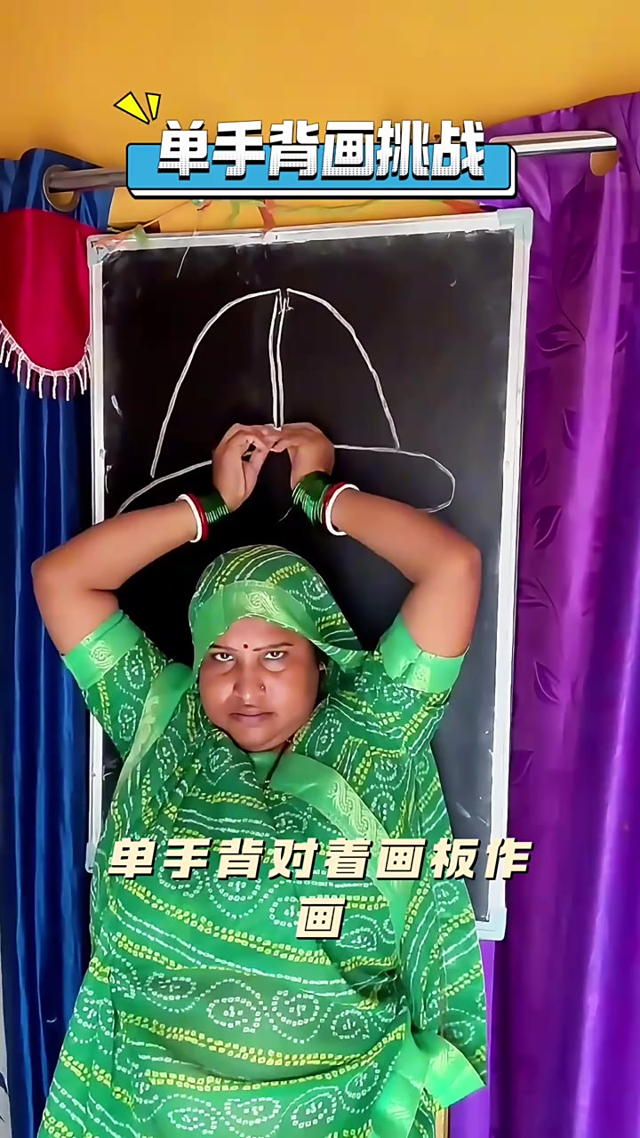 惊艳!国外抽象派大师挑战单手背对作画,技艺超凡震撼人心