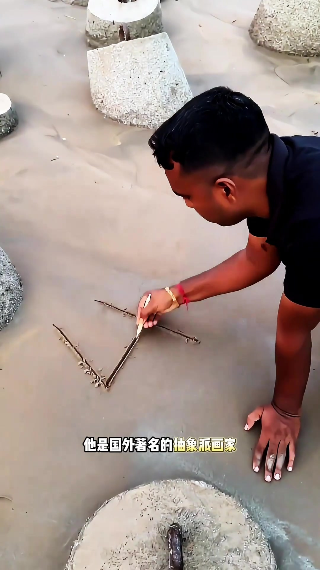 国外抽象派画家沙滩秀绘画技艺,精彩瞬间引发关注与惊叹