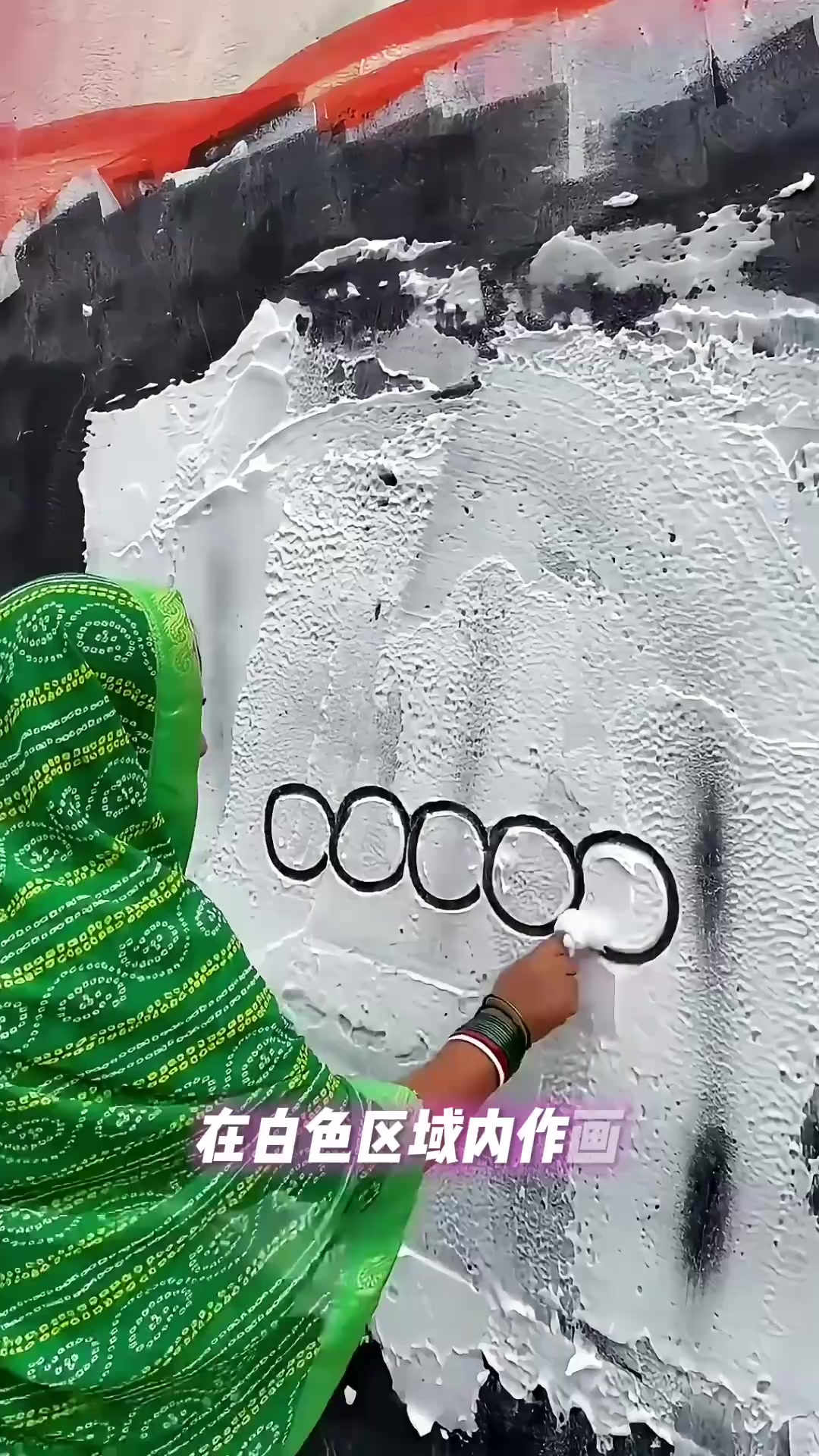 “国外抽象派女画家:30秒创作高价值艺术作品的惊人技艺”