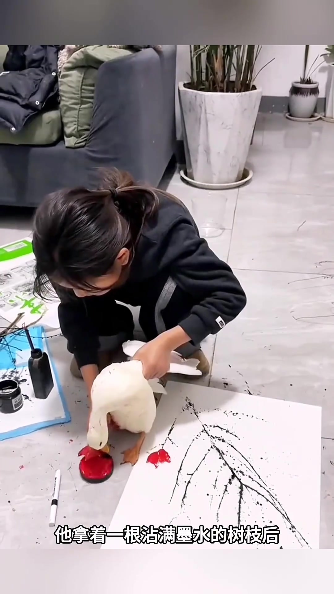 孩子的奇思妙想:鸭子脚印变身艺术作品的非凡创作过程