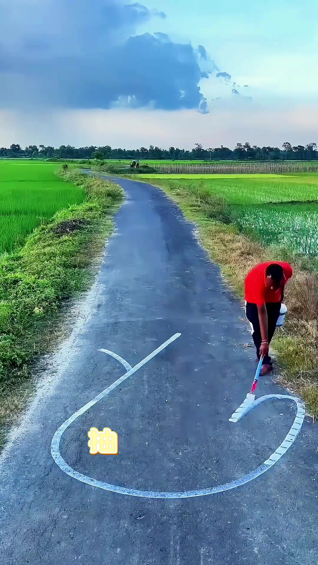 国外著名抽象派画师乡村道路作画,尽显深意与创意之美