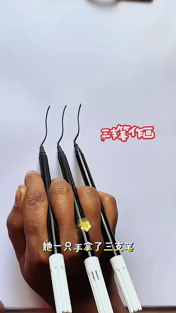 国外的牛人画家,他用三支笔一起作画