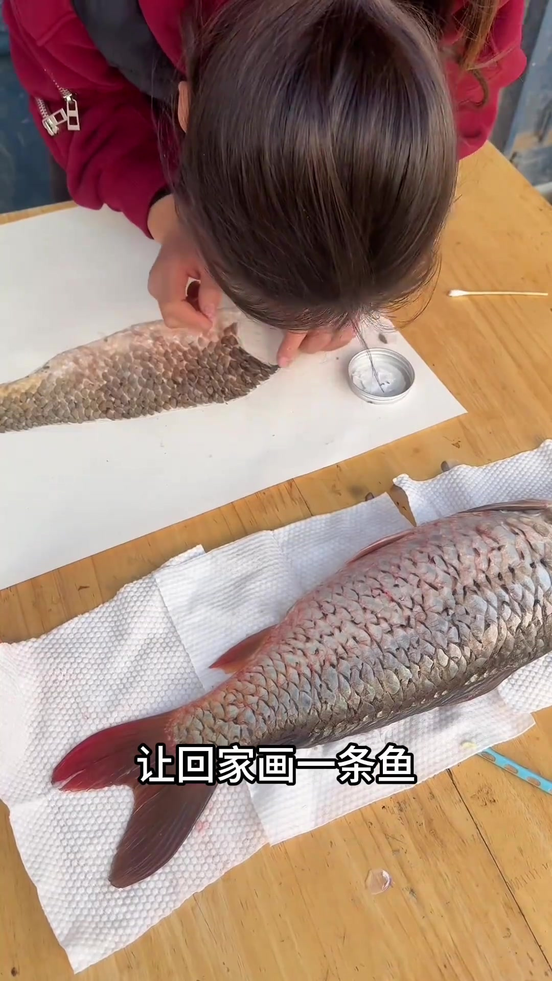 艺术奇观:小学生用鱼鳞创作逼真鱼画惊艳全场