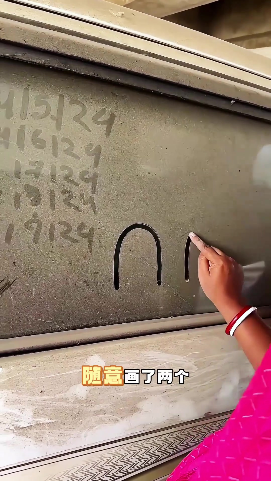 国外抽象派女画家的快速艺术创作,令人惊叹的细腻技艺!