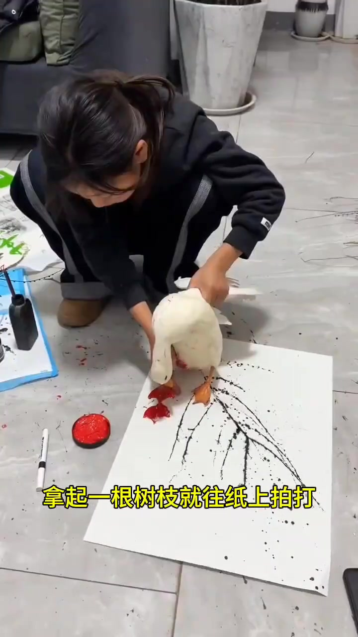 童心创意:小画家用鸭掌打造枫叶艺术作品