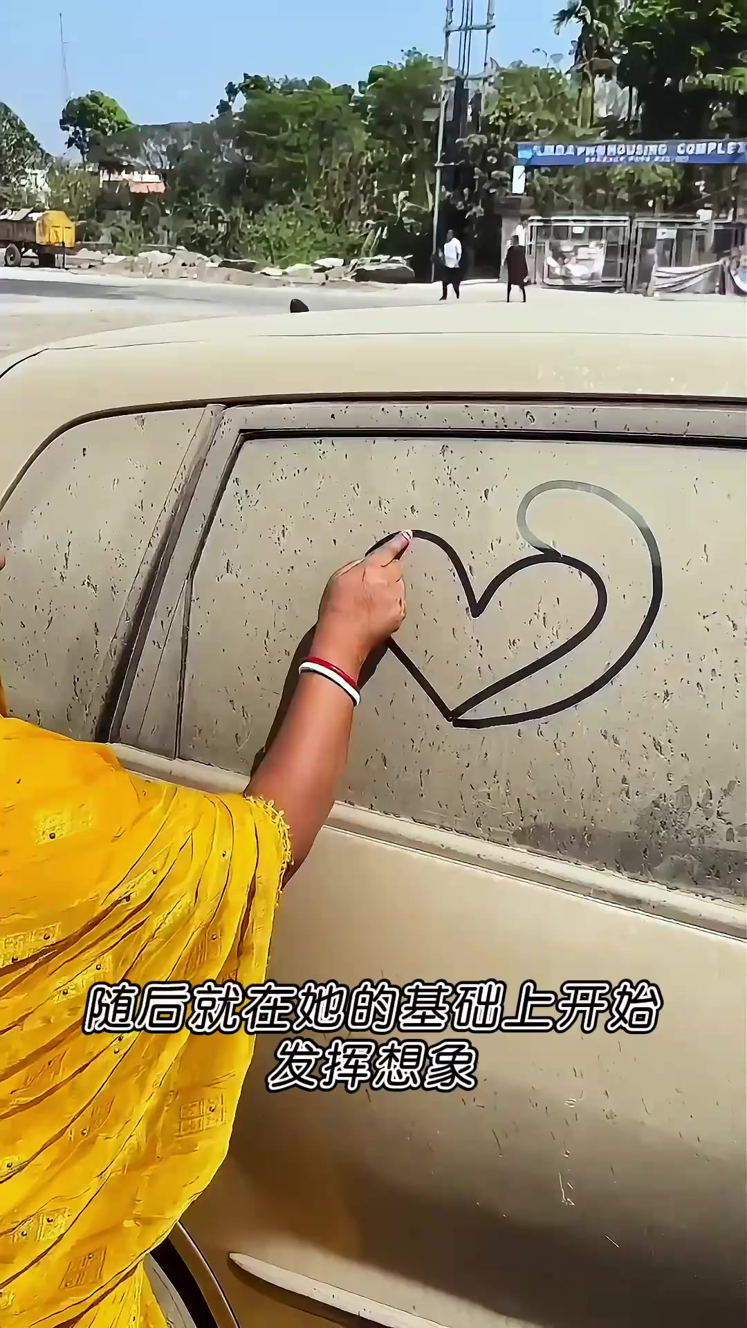 抽象派女画家的创意:从灰尘车绘制美丽鸳鸯图