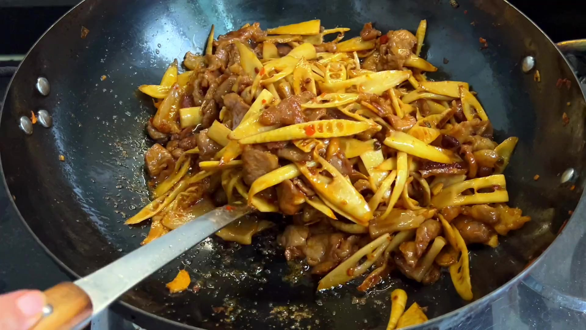 竹笋炒肉这样做真的太好吃了,鲜香入味又下饭,味道简直巴适惨了