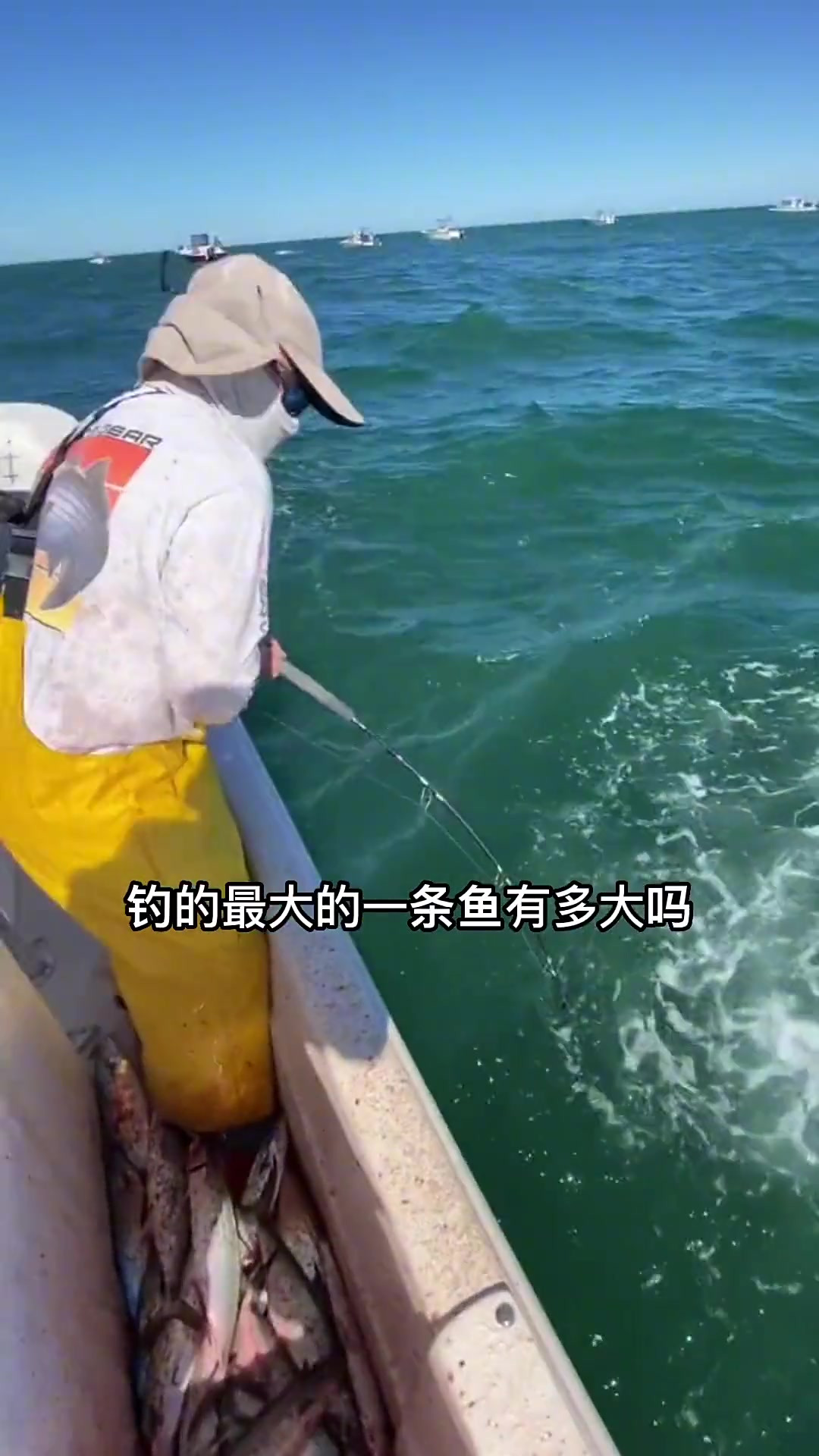 “钓鱼遭遇蓝鲸:一名钓客意外捕获海洋巨兽的奇遇”