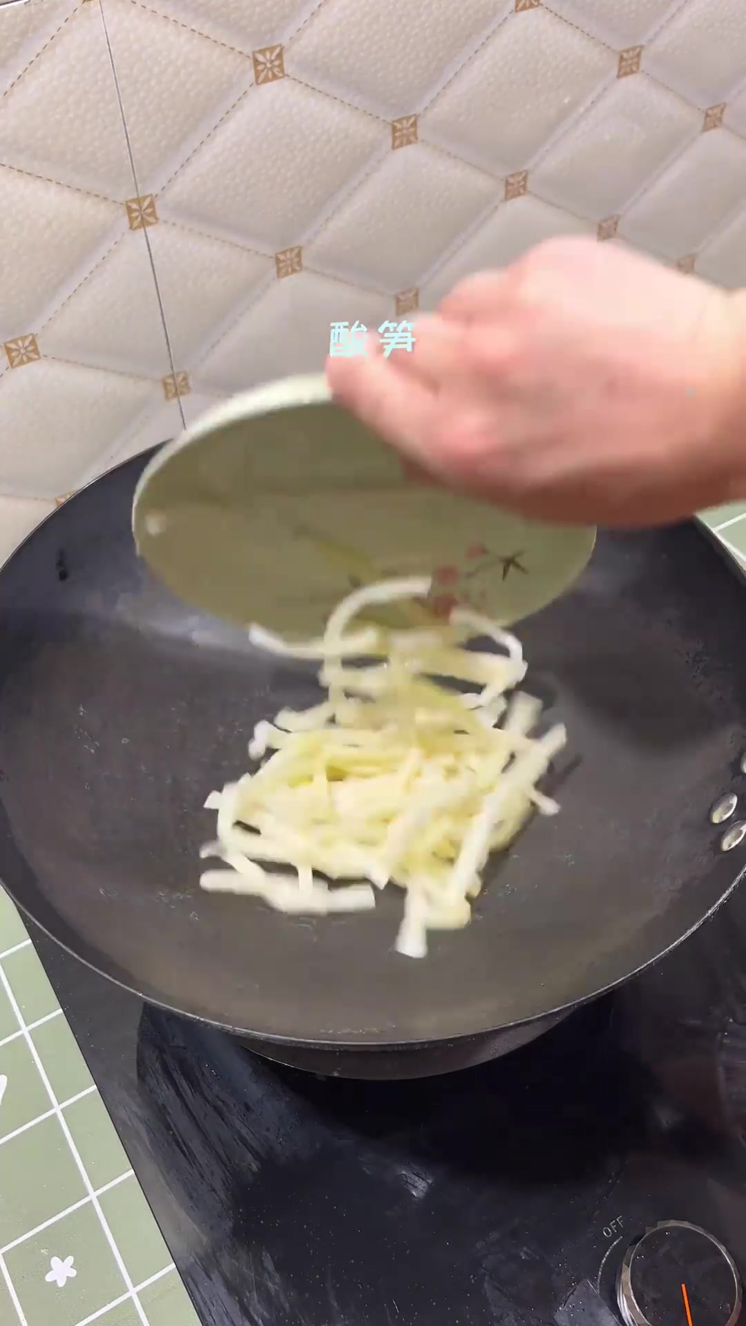 当酸笋遇上鸭肉,你可要多煮点米饭了。