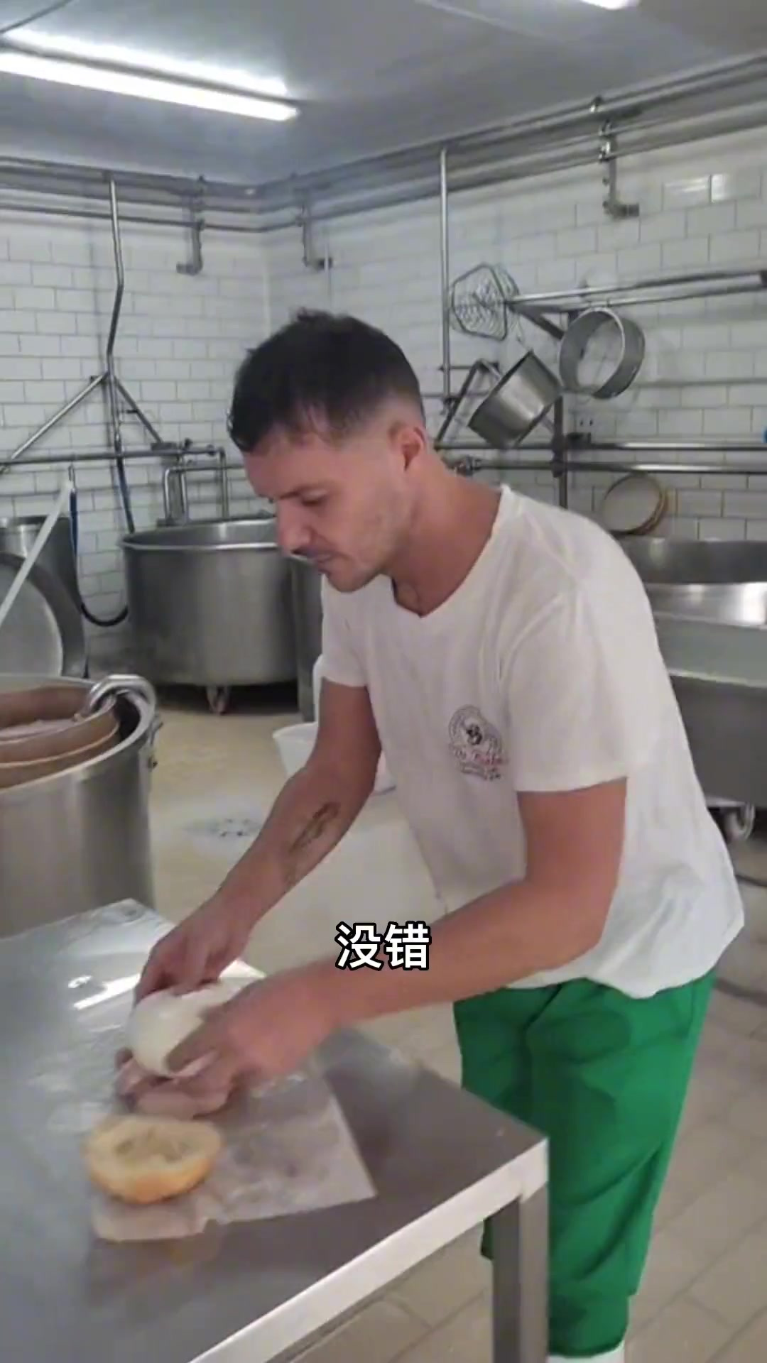白色夹心汉堡:马苏里拉奶酪的美味与制作揭秘