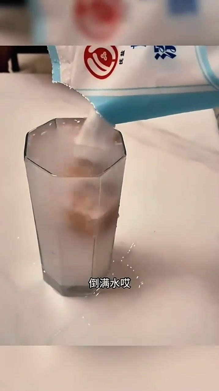 盐水实验揭秘:鸡蛋为何在盐水中浮起的科学原理解析