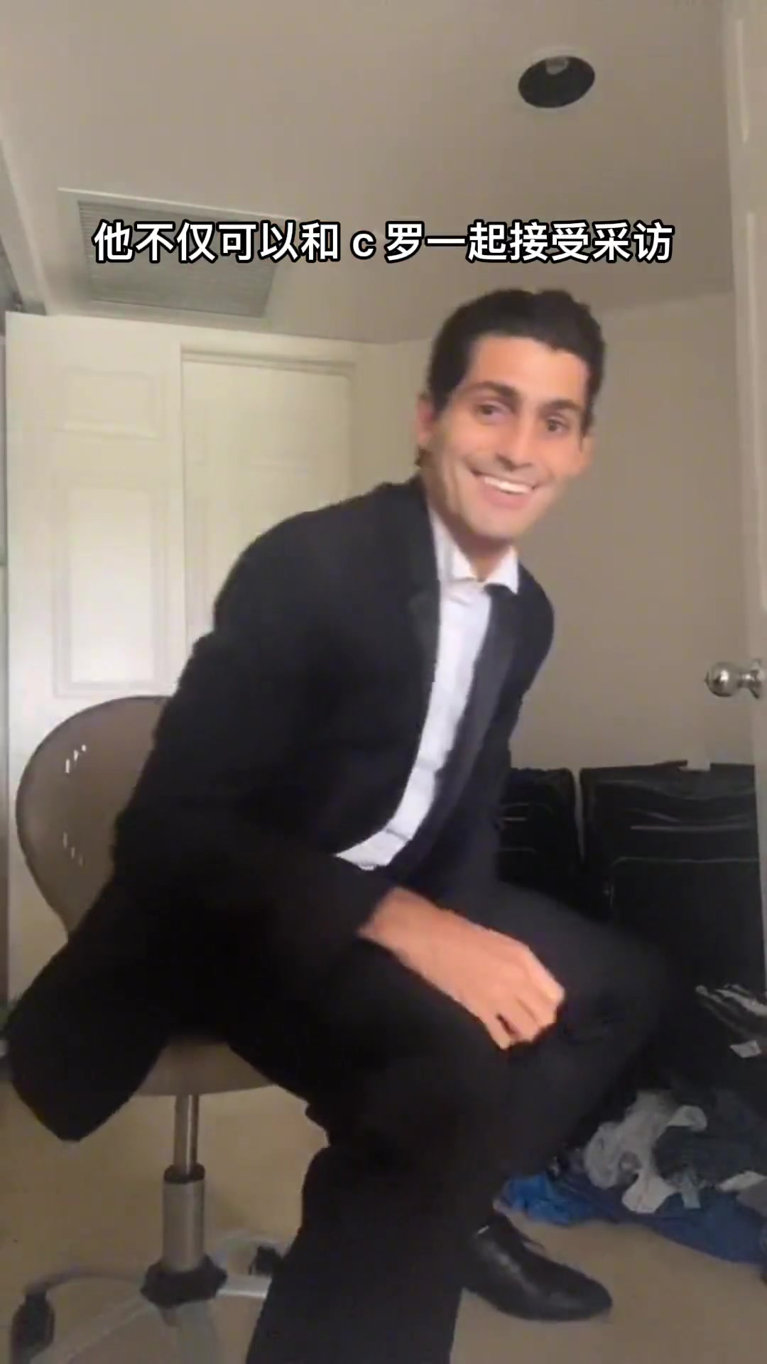 和c罗一起被采访,和英女王一起吃蛋糕的什么小哥 老外真会玩