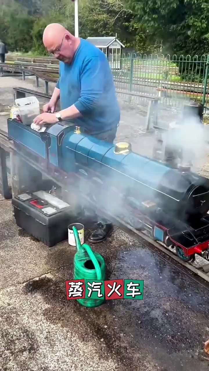 国外视频火爆:男子重现蒸汽火车引热议,承重力惊人!