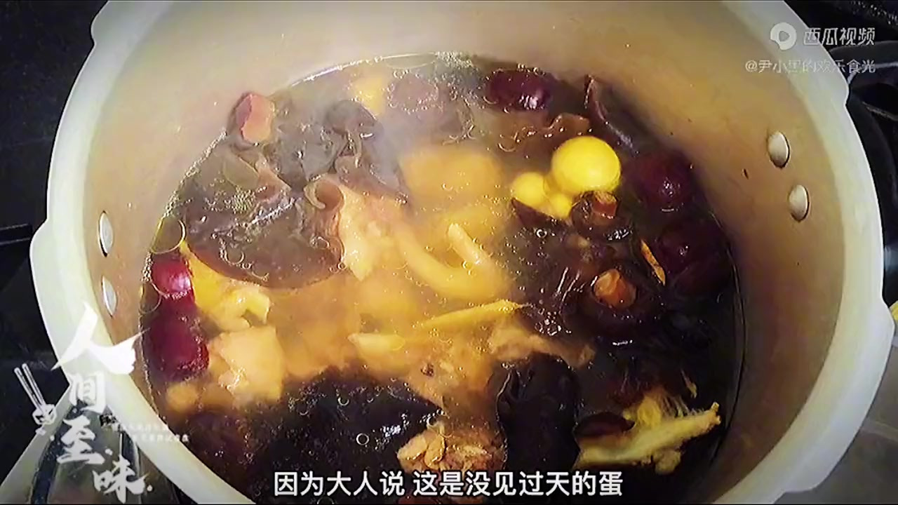 从朋友那儿学的木耳炖鸡汤太鲜了,平时都用香菇炖鸡汤,试试这个