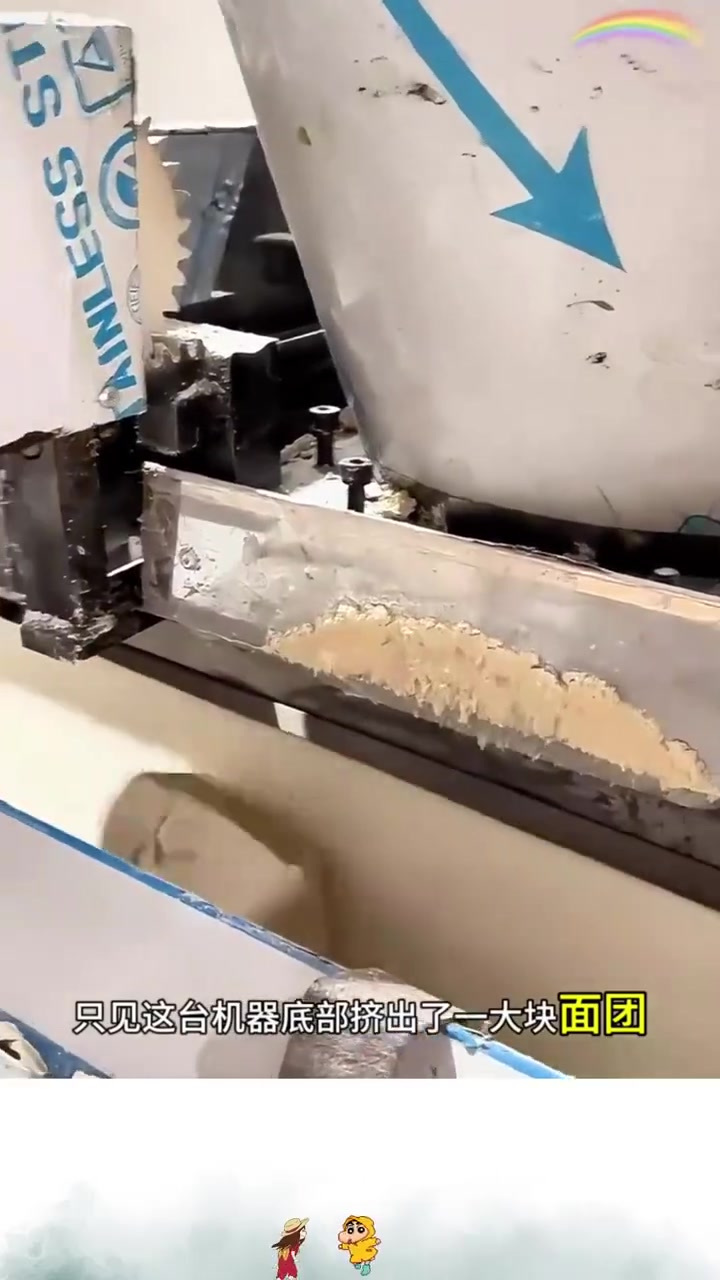 现代烧饼制作机器化:高效揉面与传统师傅的完美结合