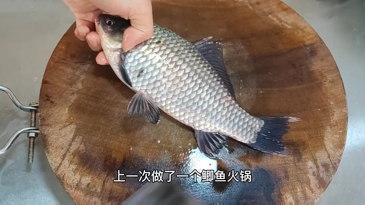 鲫鱼到底有多好吃?今天这个鲫鱼炖豆腐告诉你,汤白味美太好吃了