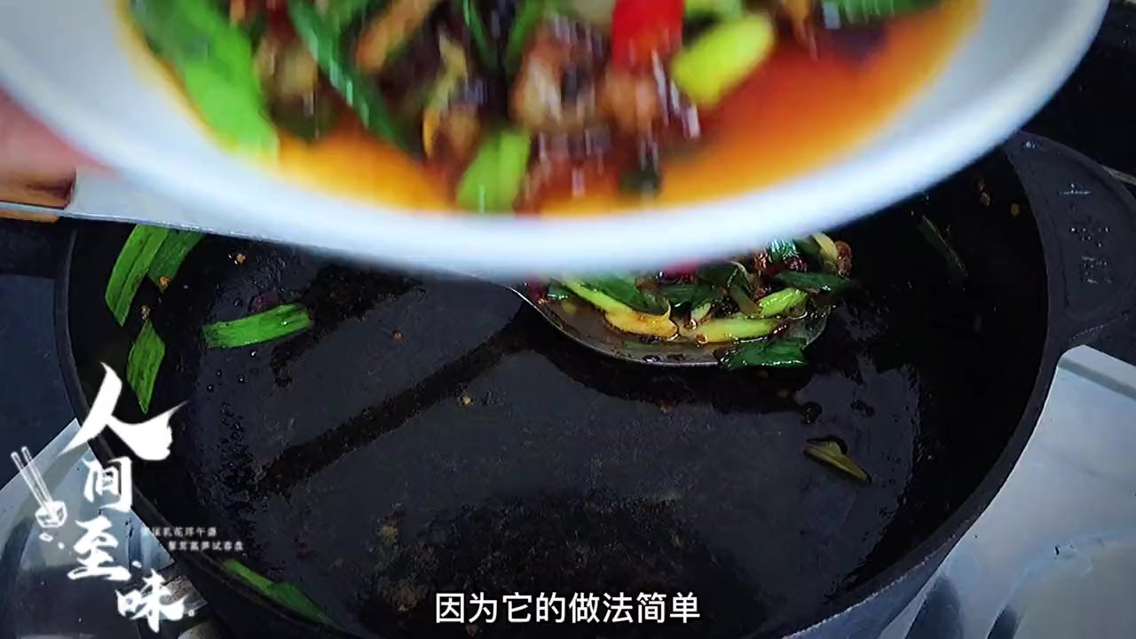 用五花肉炒的蒜苗回锅肉,做法简单,吃起来肥而不腻,咸香下饭