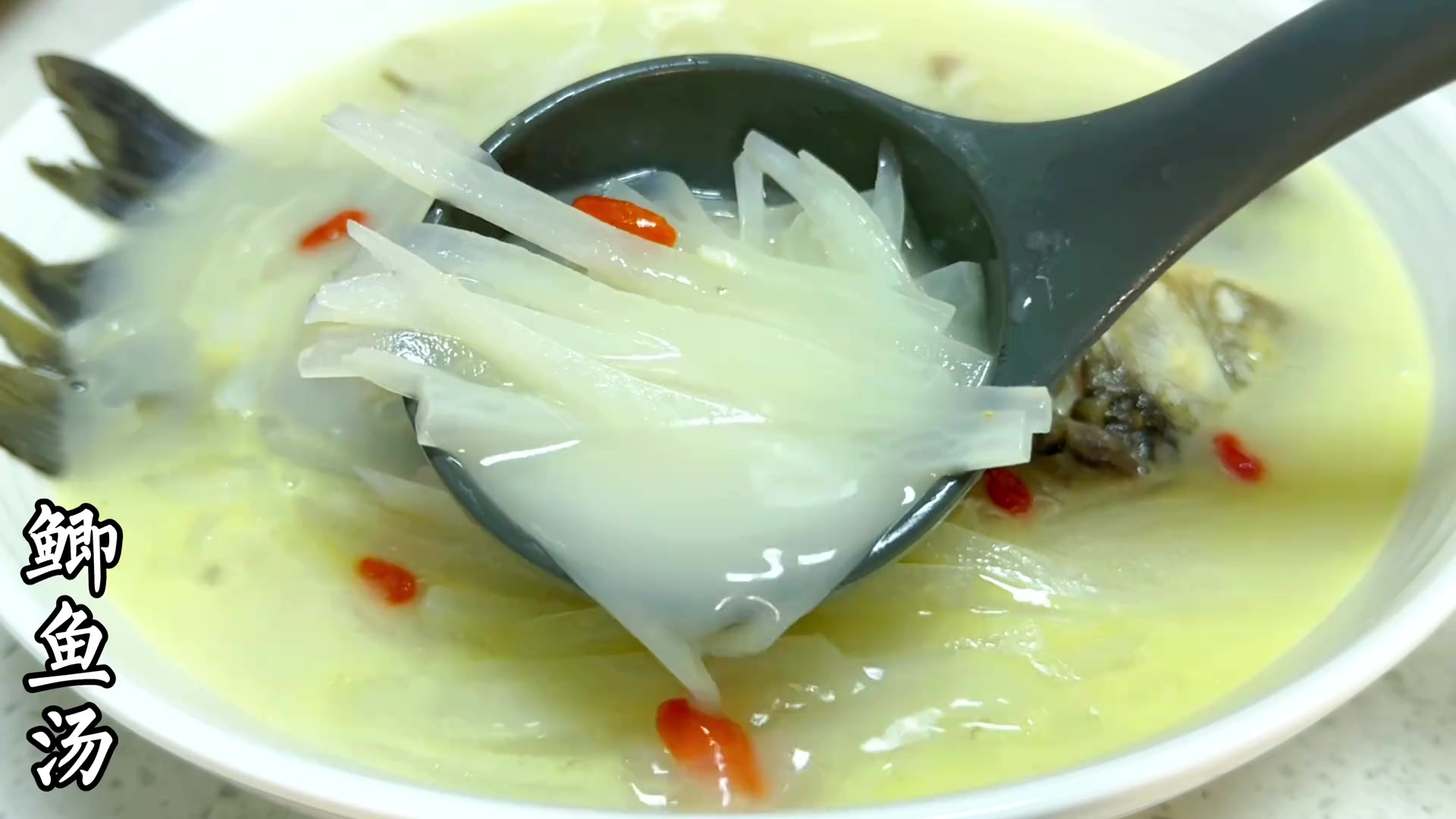 白萝卜鲫鱼汤这样做简单家常,汤色奶白,鲜甜爽口,真是营养美味
