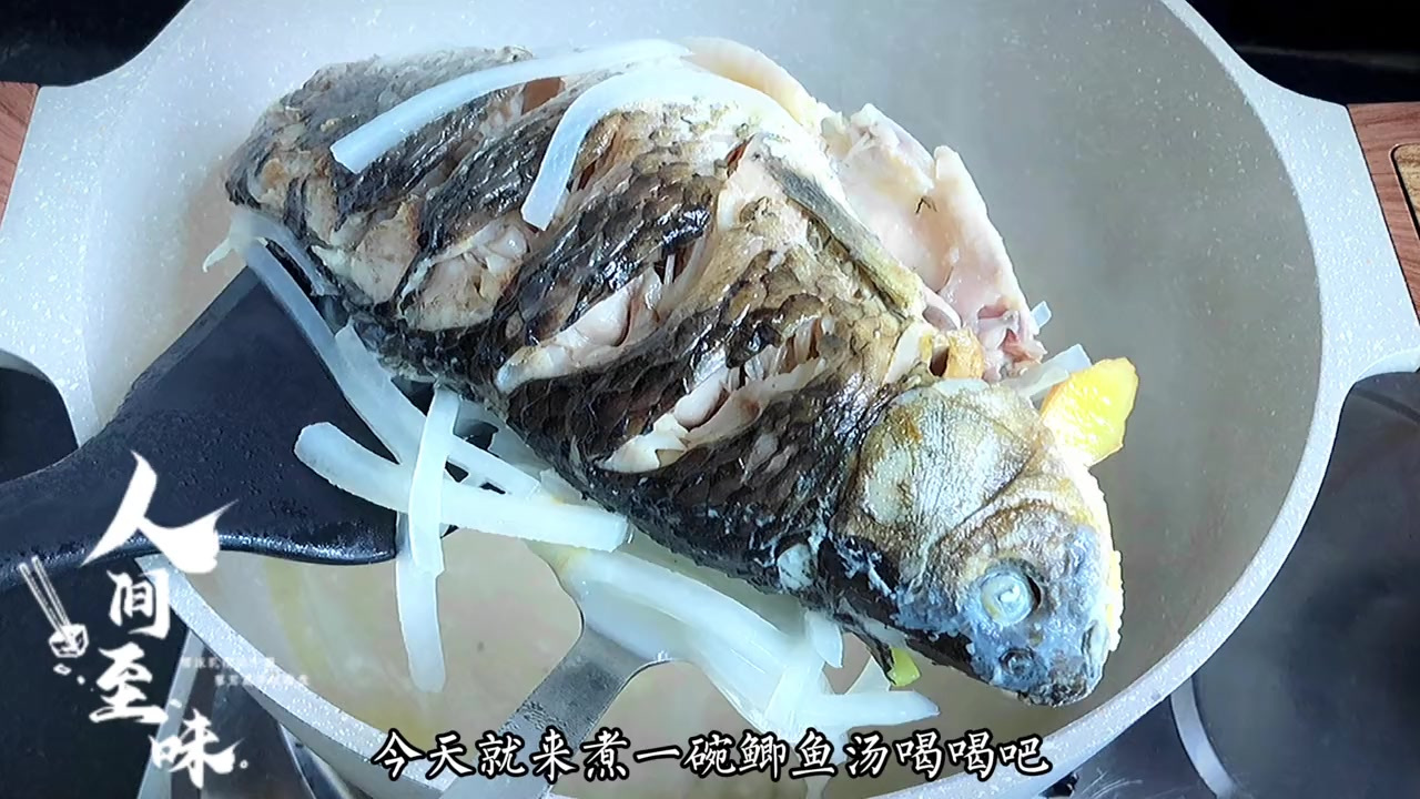 白萝卜鲫鱼汤只需要加葱姜,煮出来汤色奶白,味道鲜甜特别好喝