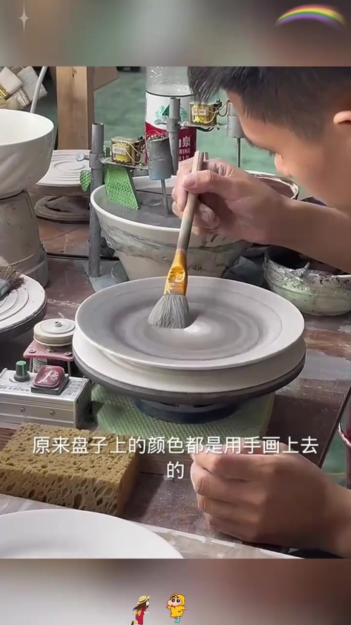 手绘色彩惊艳盘子,奇妙技艺引发我好奇与惊叹
