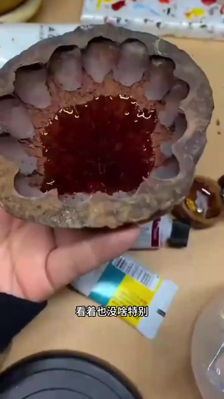 平凡莲蓬变艺术品:师傅巧手绘鱼惊艳全场