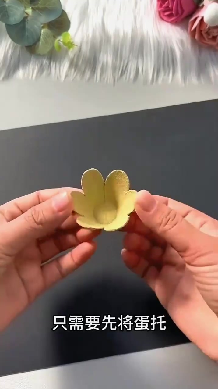 废旧蛋托变身美丽挂件,简单DIY让你爱不释手!