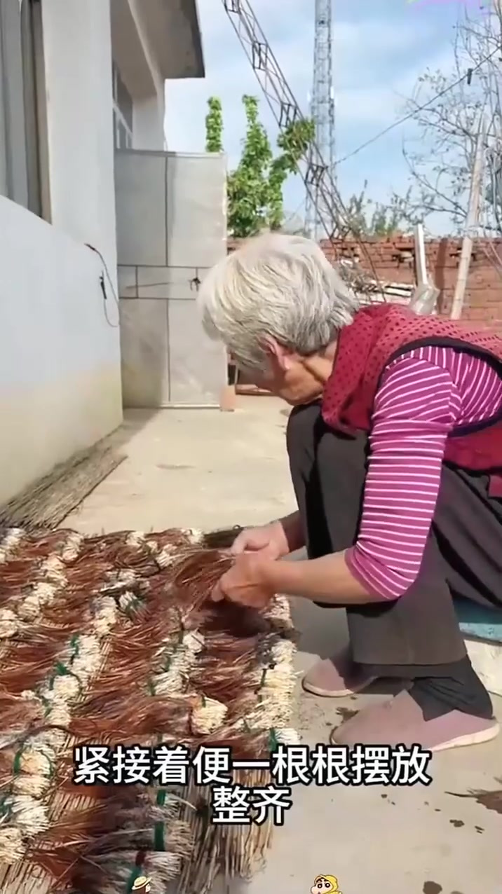 老奶奶巧手做鸡毛掸子,传承匠心手艺显珍贵之美