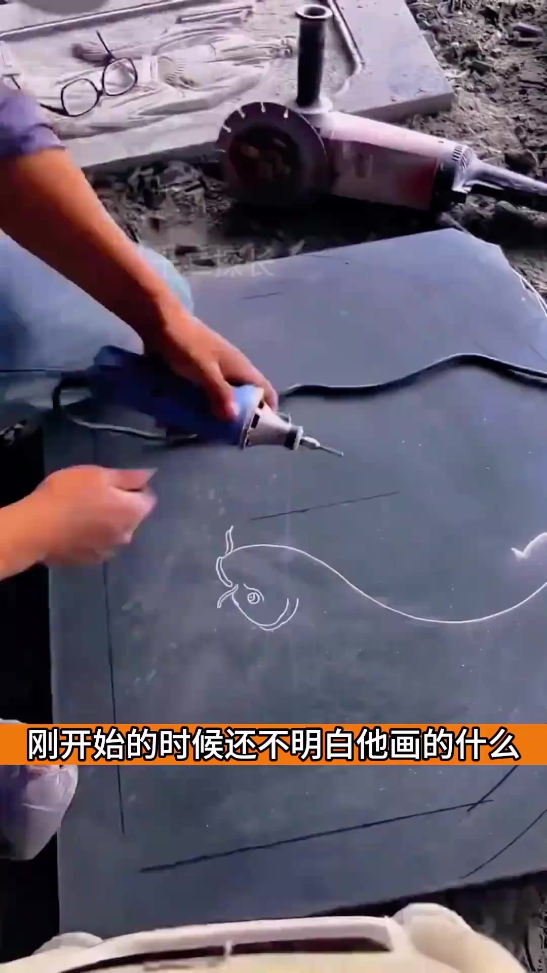 男子凭空想象,绘制生动对称鱼和荷叶的惊人艺术才华