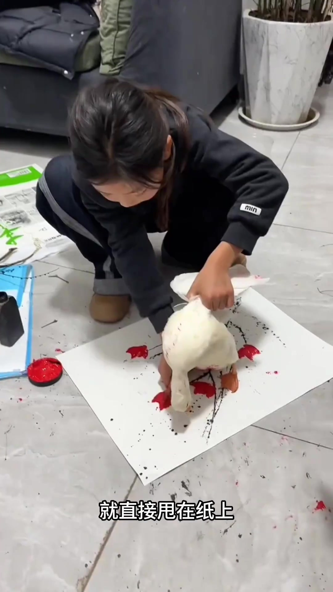 小姑娘独特作画:树枝沾墨与鸭子脚印的创意艺术之旅