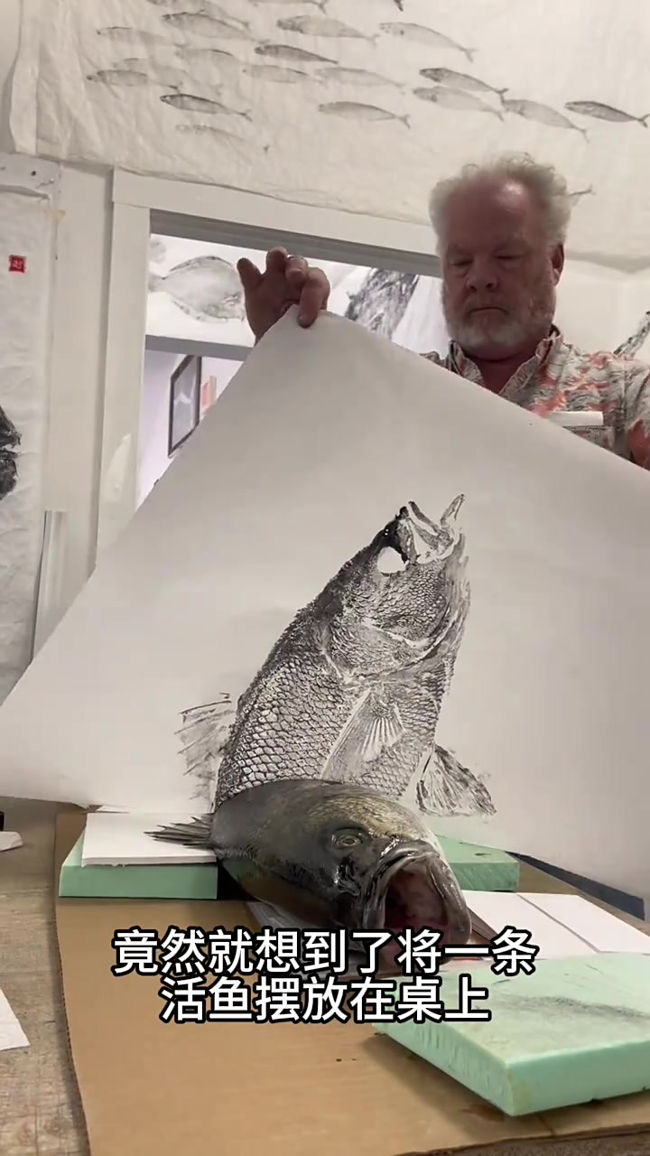 老外创意画鱼:用活鱼和墨水轻松搞定绘画!