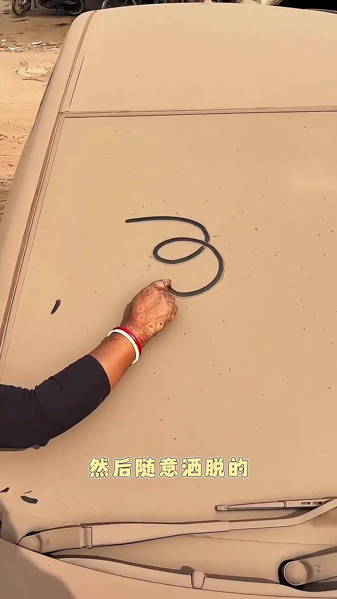 女子车上绘画展现抽象派天赋,引人注目的一瞬间!