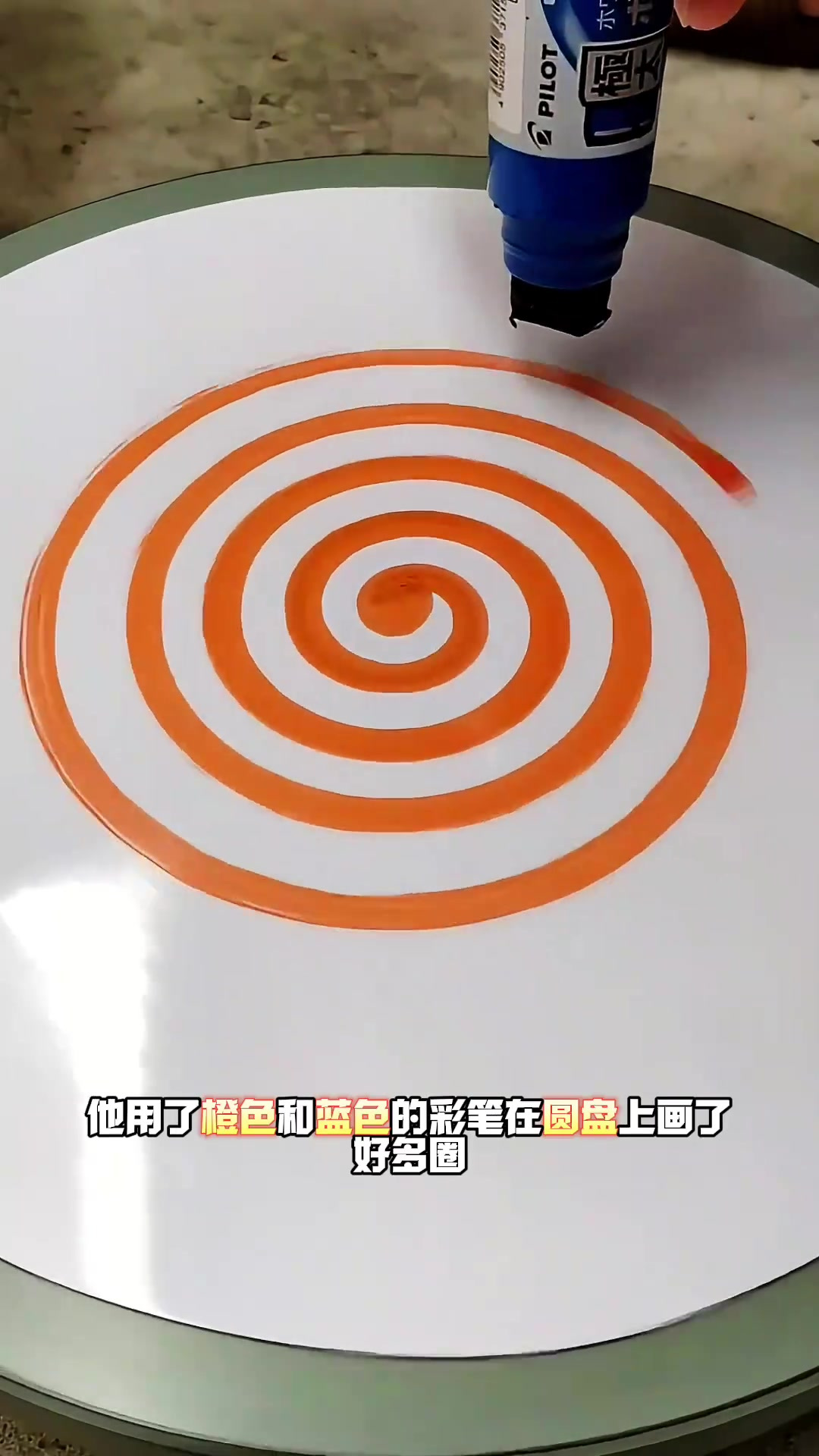 国外抽象派画家展现惊人技艺,圆盘上的色彩奇妙变化令人惊叹!
