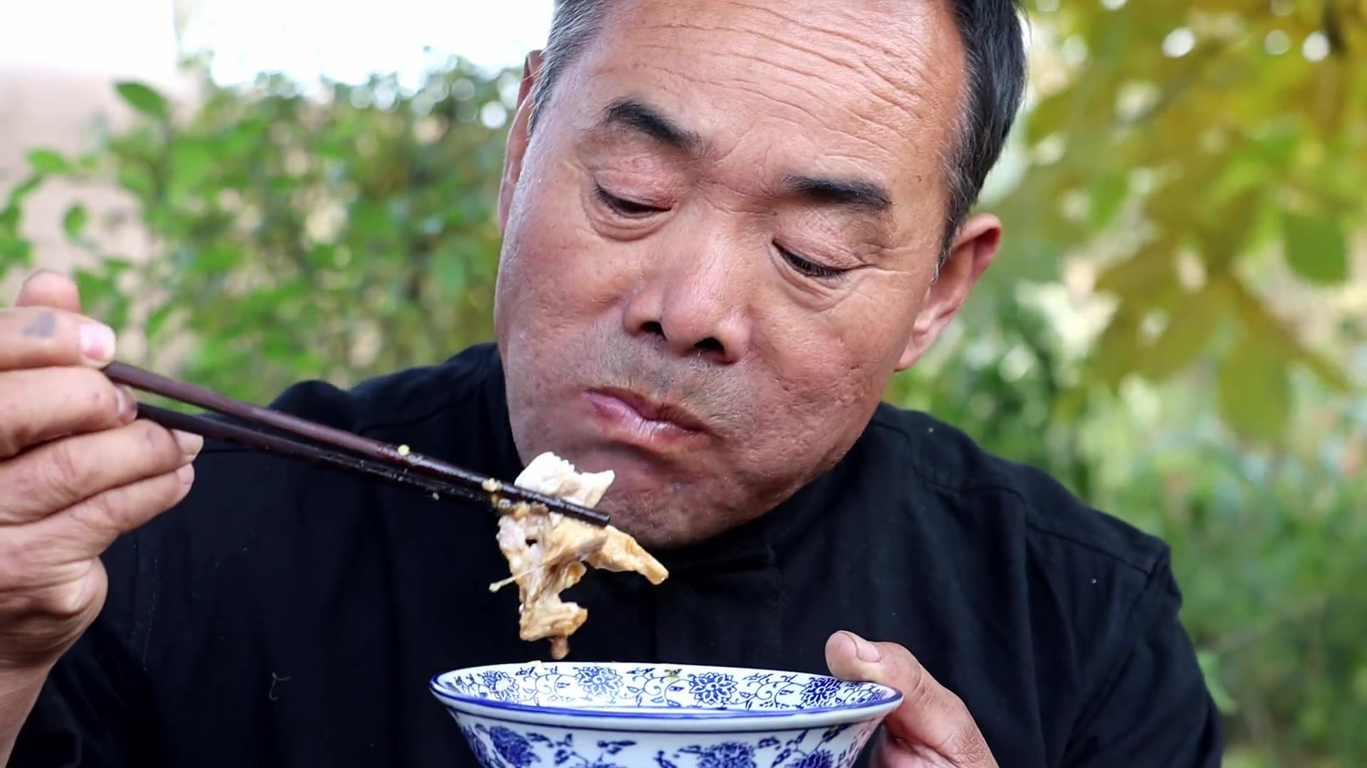 老婆嫌昨天的鱼头没吃上,给她做“椒香鲢鱼”,这吃相我都看馋了