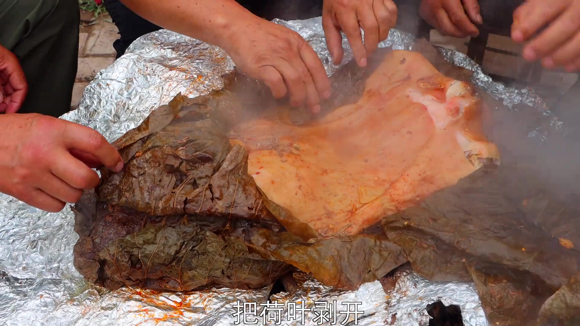 买了一头小乳猪,食叔拿来做“叫花烤乳猪”,皮烂肉嫩,越吃越香