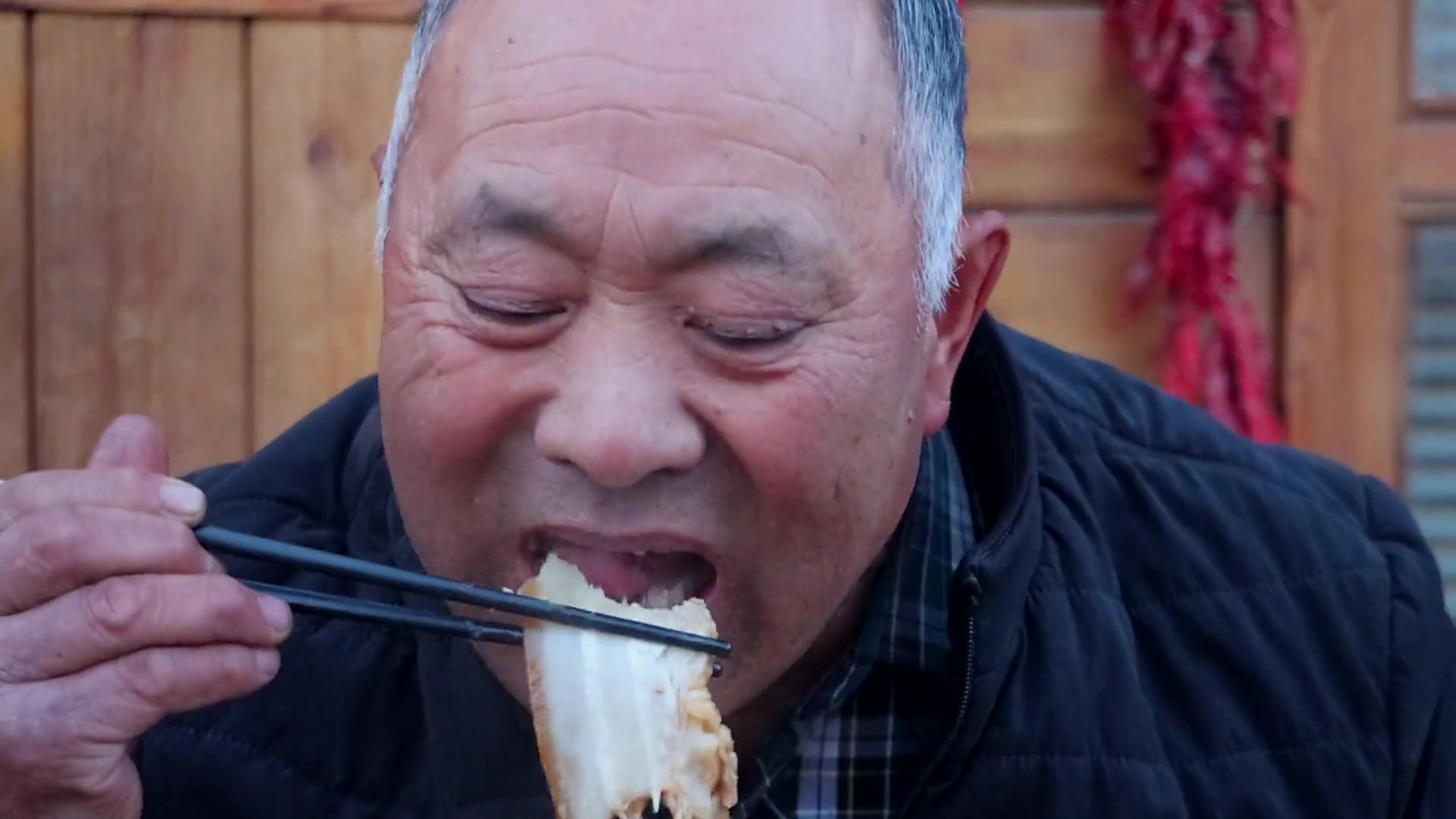 立春了,食叔买20斤肉做扣肉,连卤带蒸一整天,越吃越得劲